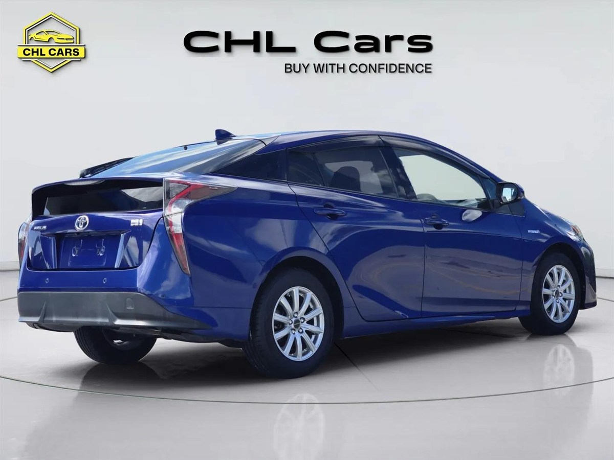 2017 Toyota Prius thumbnail