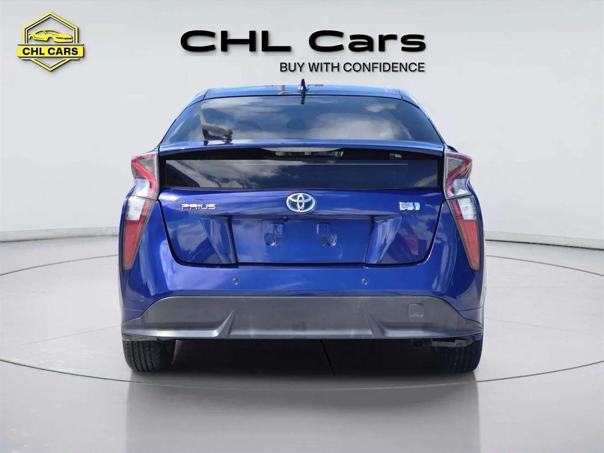 2017 Toyota Prius thumbnail