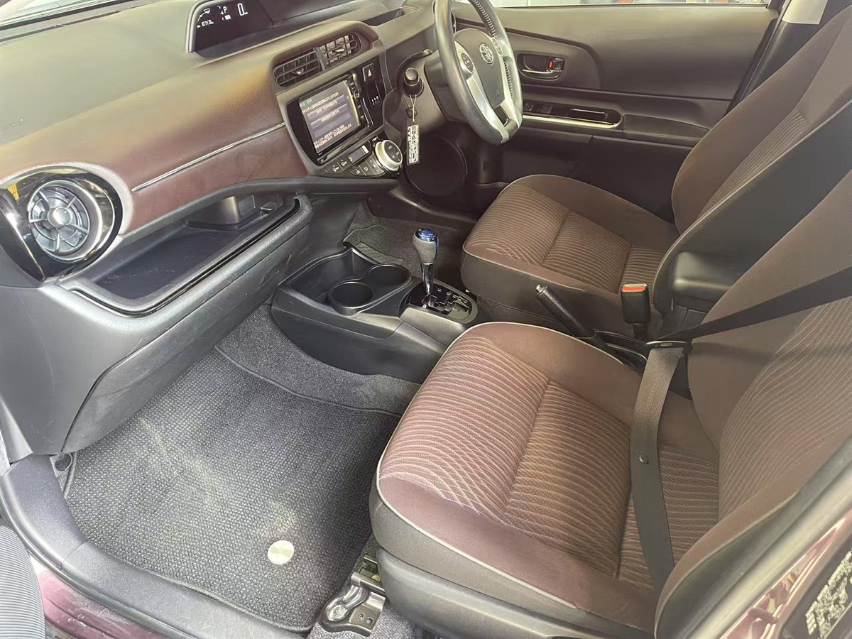 2015 Toyota Aqua thumbnail