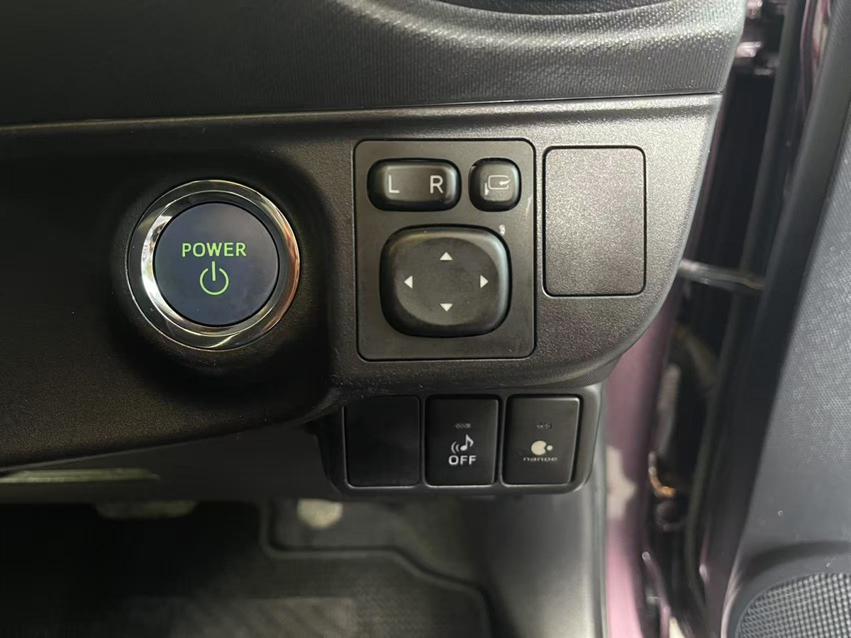 2015 Toyota Aqua thumbnail