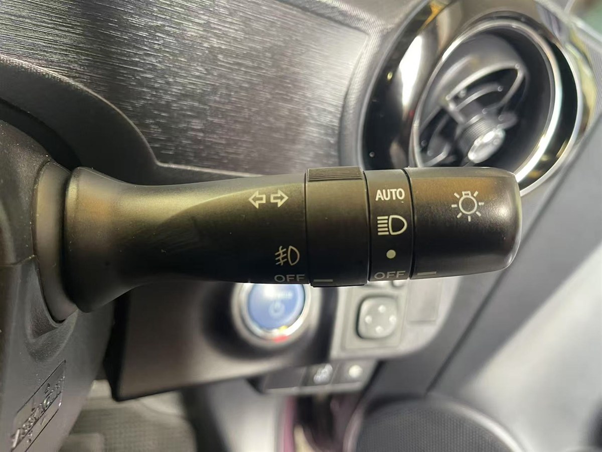 2015 Toyota Aqua thumbnail