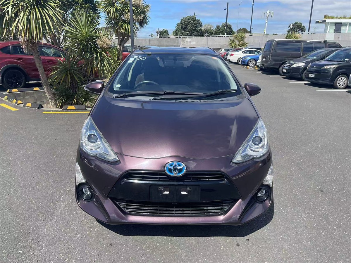 2015 Toyota Aqua thumbnail
