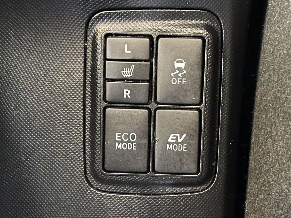 2015 Toyota Aqua thumbnail