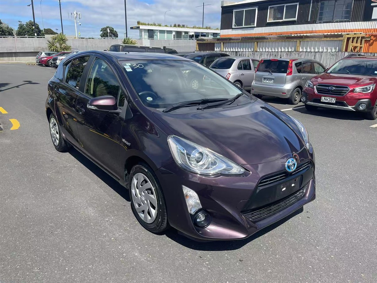 2015 Toyota Aqua thumbnail