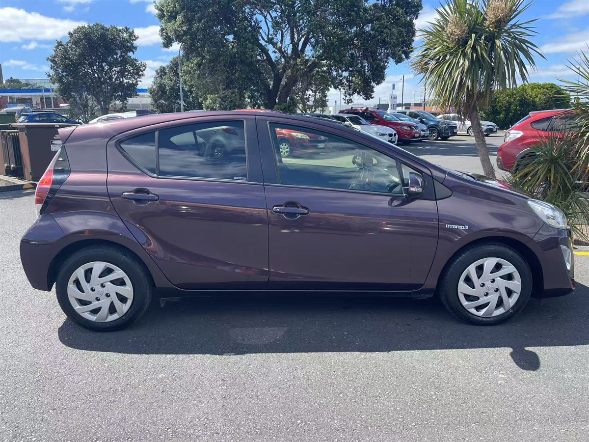 2015 Toyota Aqua thumbnail