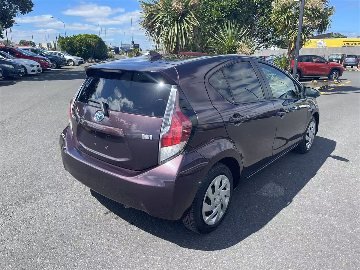 2015 Toyota Aqua thumbnail