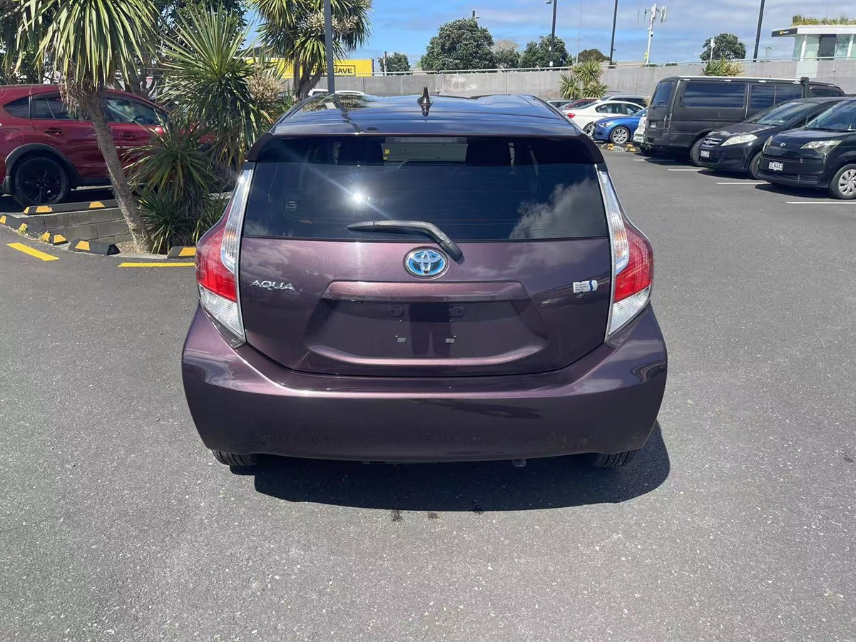 2015 Toyota Aqua thumbnail