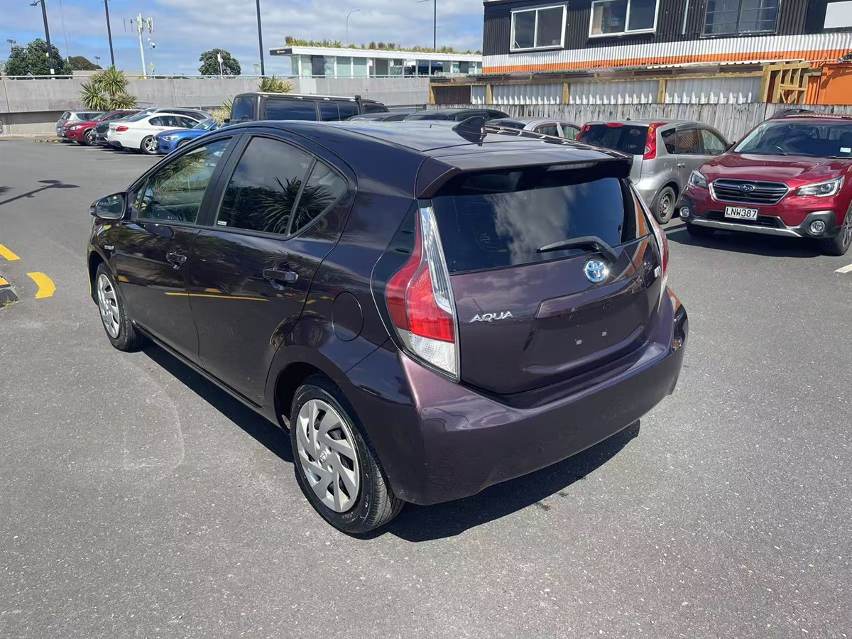 2015 Toyota Aqua thumbnail