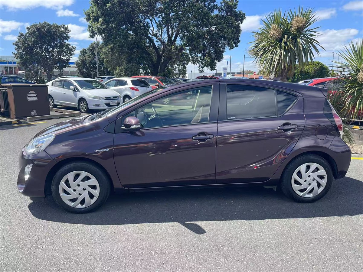 2015 Toyota Aqua thumbnail