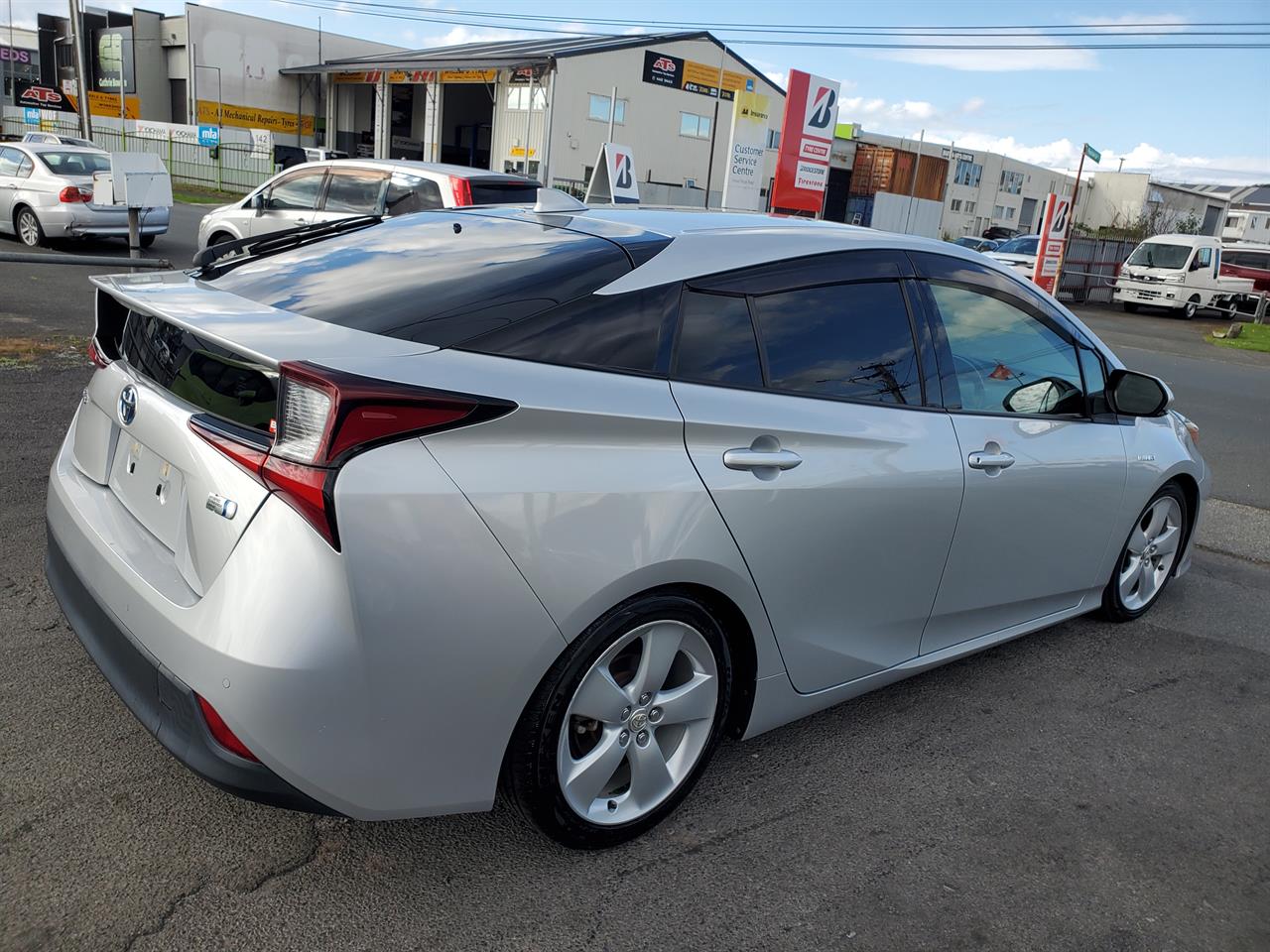 2019 Toyota Prius thumbnail