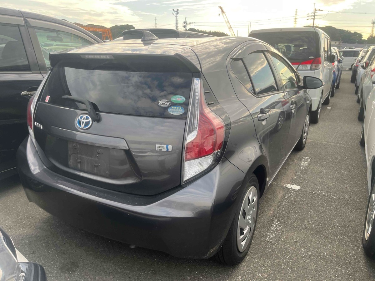 2016 Toyota Aqua thumbnail