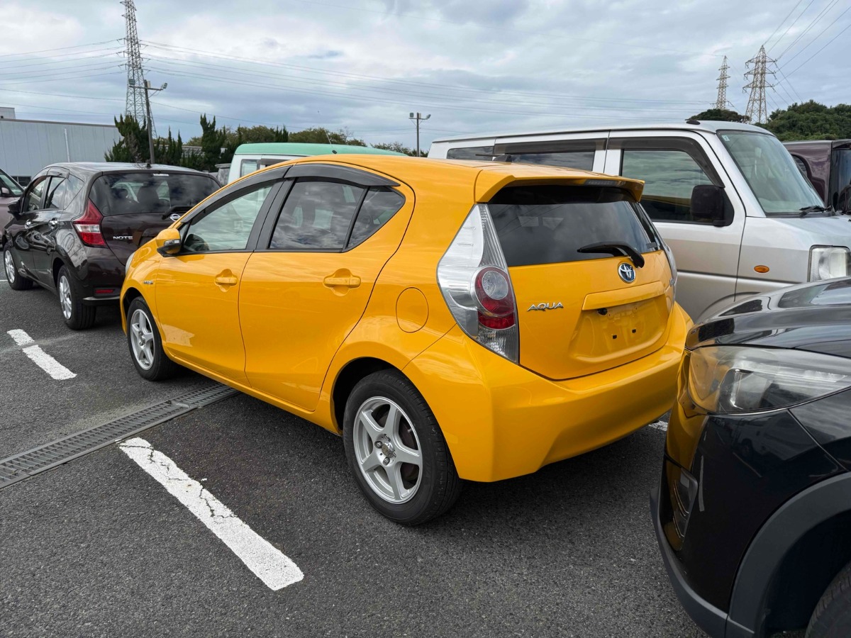 2012 Toyota Aqua thumbnail