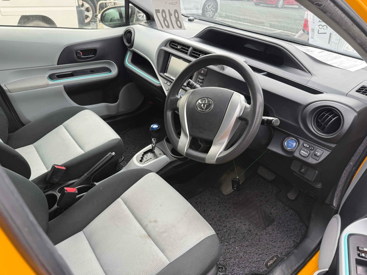 2012 Toyota Aqua thumbnail
