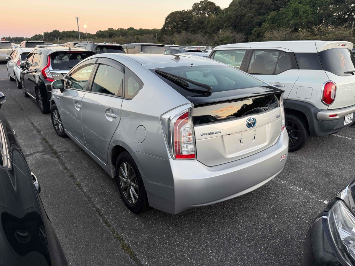 2012 Toyota Prius thumbnail
