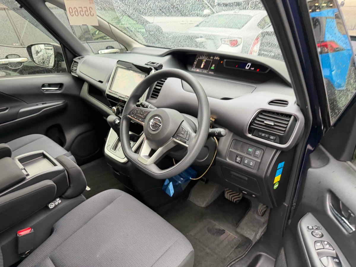 2017 Nissan Serena thumbnail