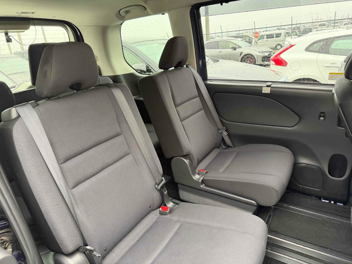 2017 Nissan Serena thumbnail