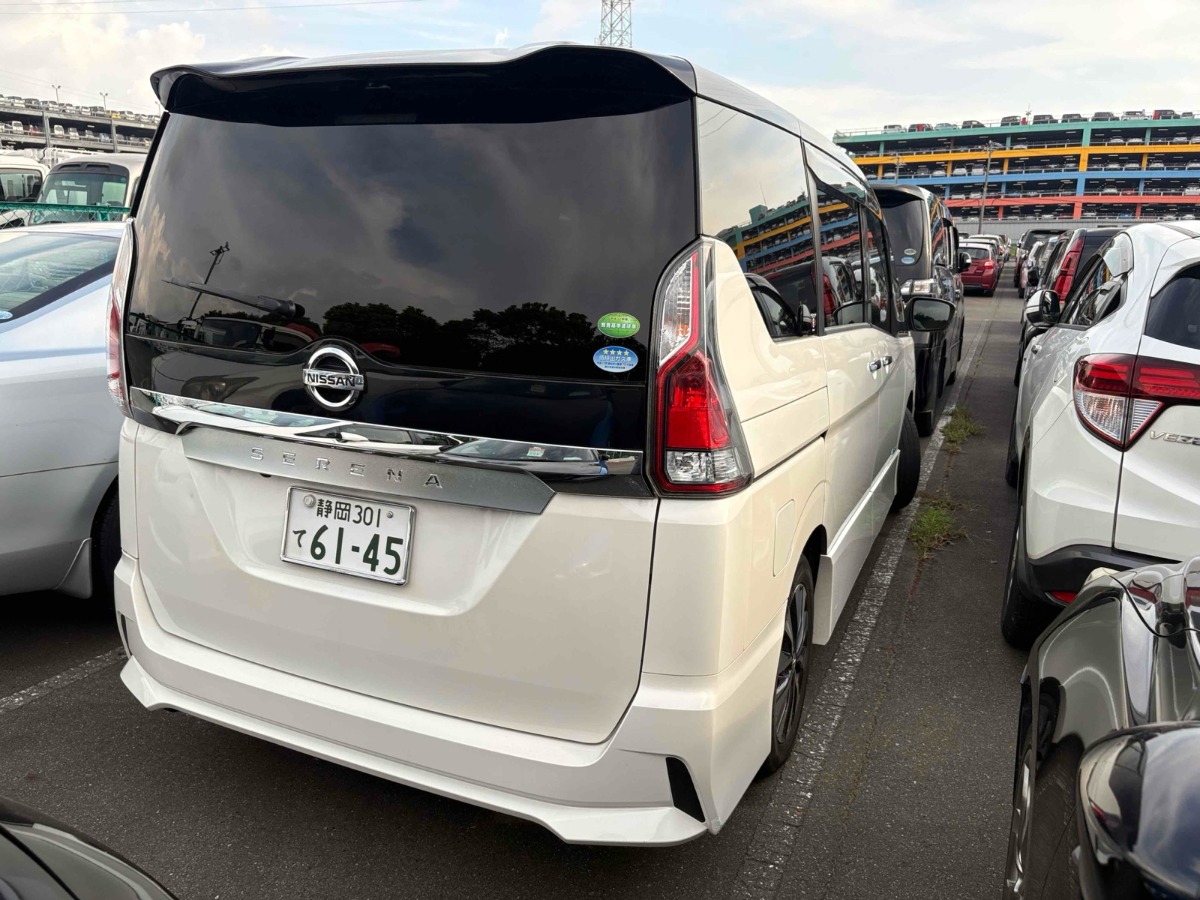 2016 Nissan Serena thumbnail