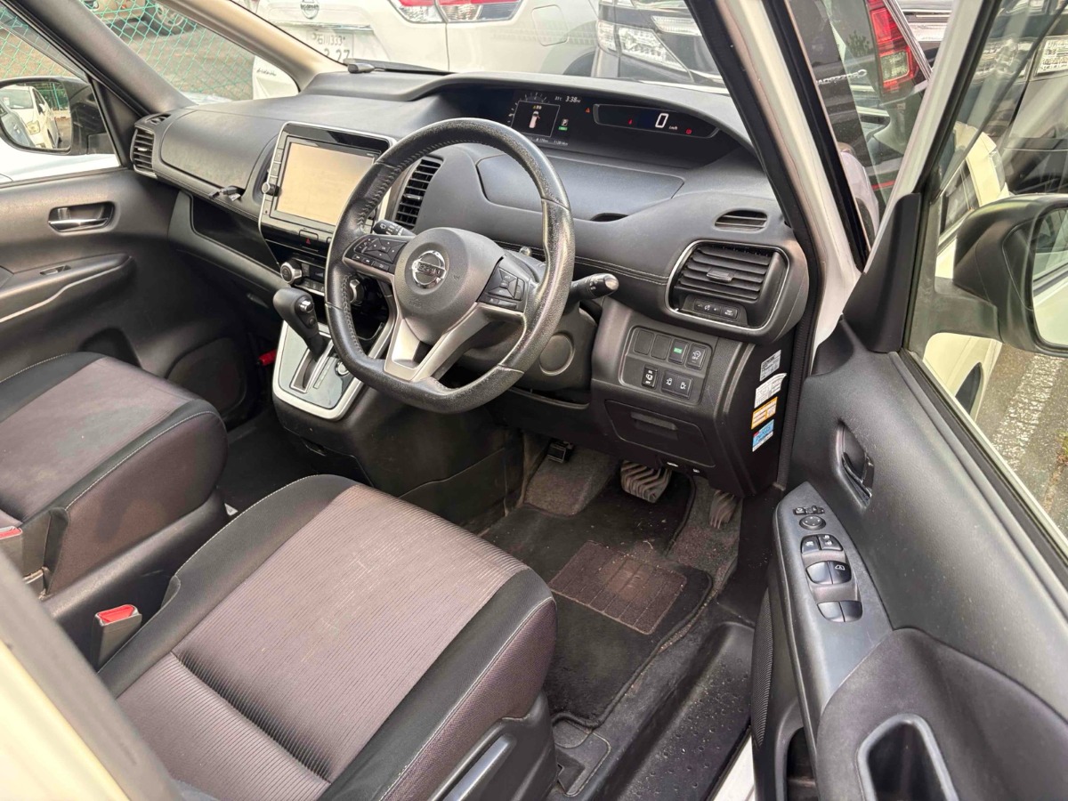 2016 Nissan Serena thumbnail