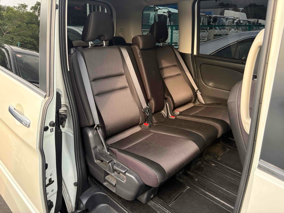 2016 Nissan Serena thumbnail
