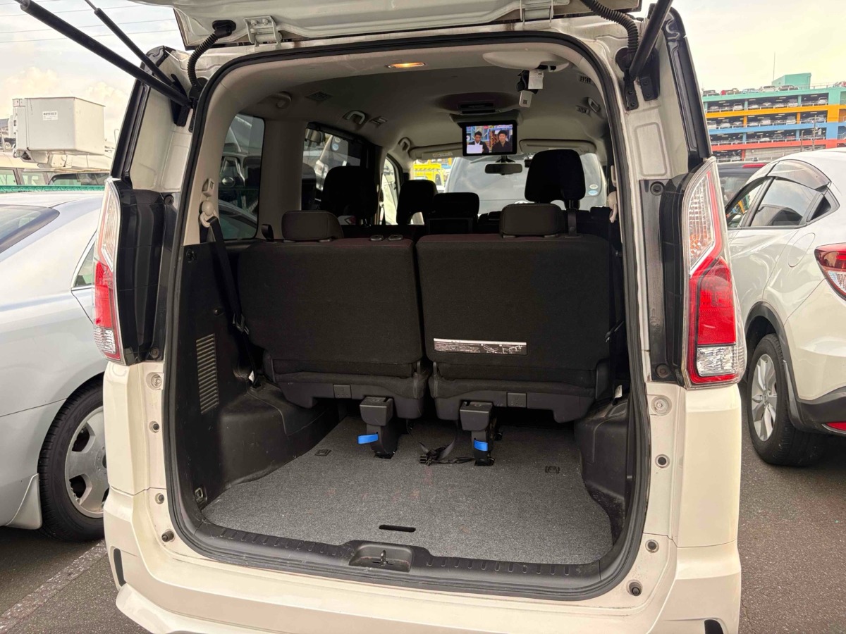 2016 Nissan Serena thumbnail