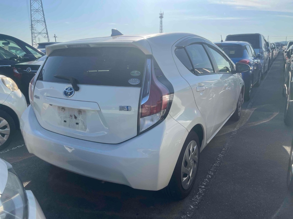 2016 Toyota Aqua thumbnail