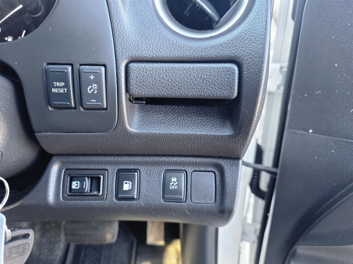2020 Nissan Navara thumbnail