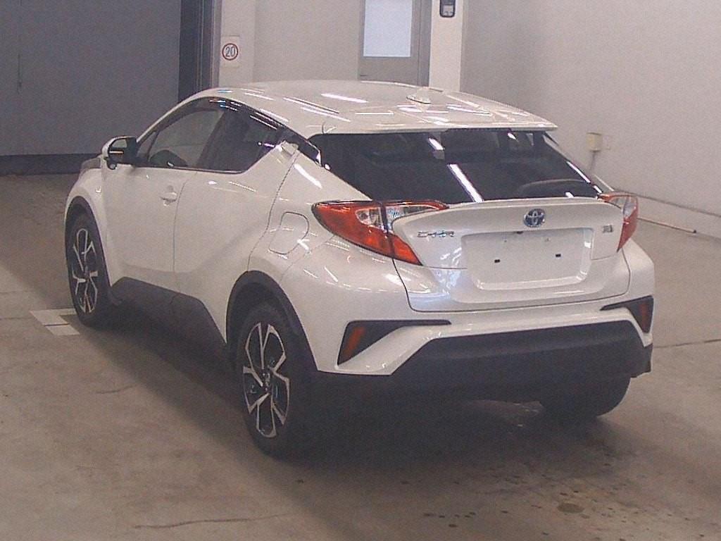 2017 Toyota C-HR thumbnail