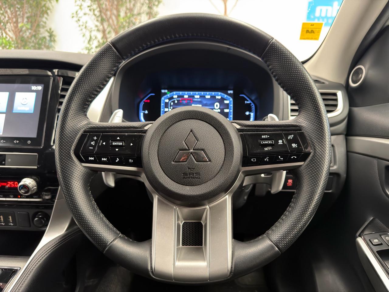 2024 Mitsubishi Pajero thumbnail