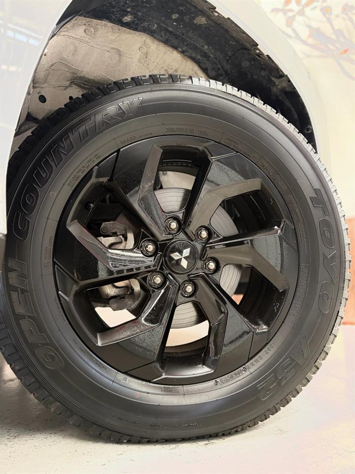2024 Mitsubishi Pajero thumbnail
