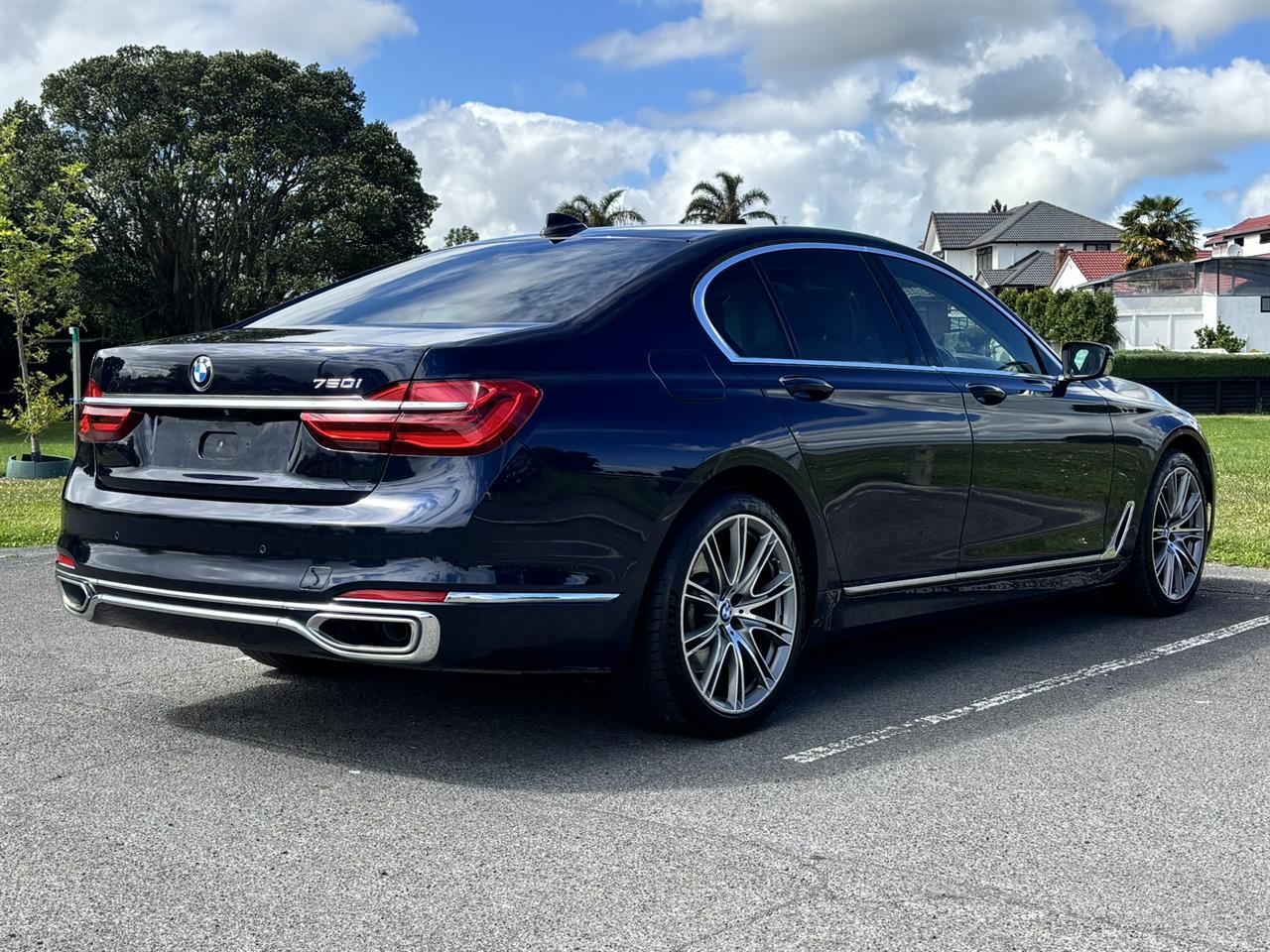 2017 BMW 750i thumbnail