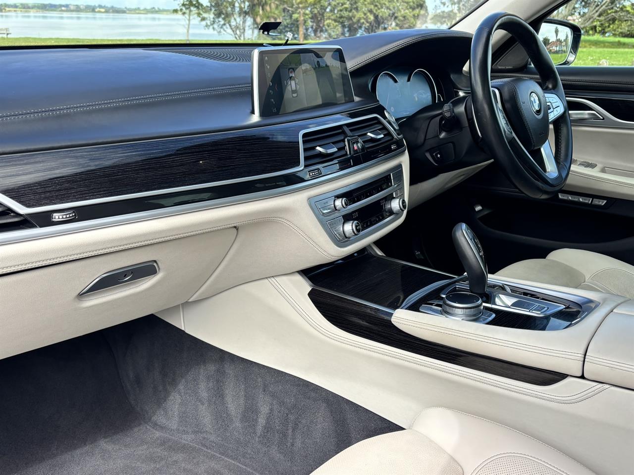 2017 BMW 750i thumbnail