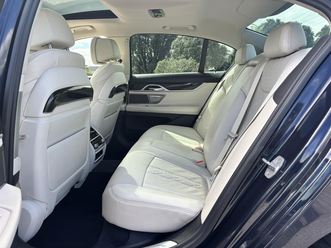 2017 BMW 750i thumbnail