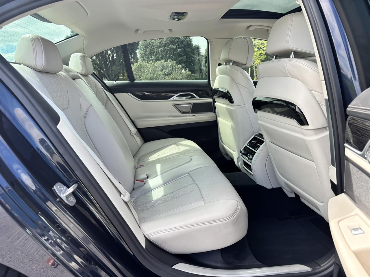 2017 BMW 750i thumbnail