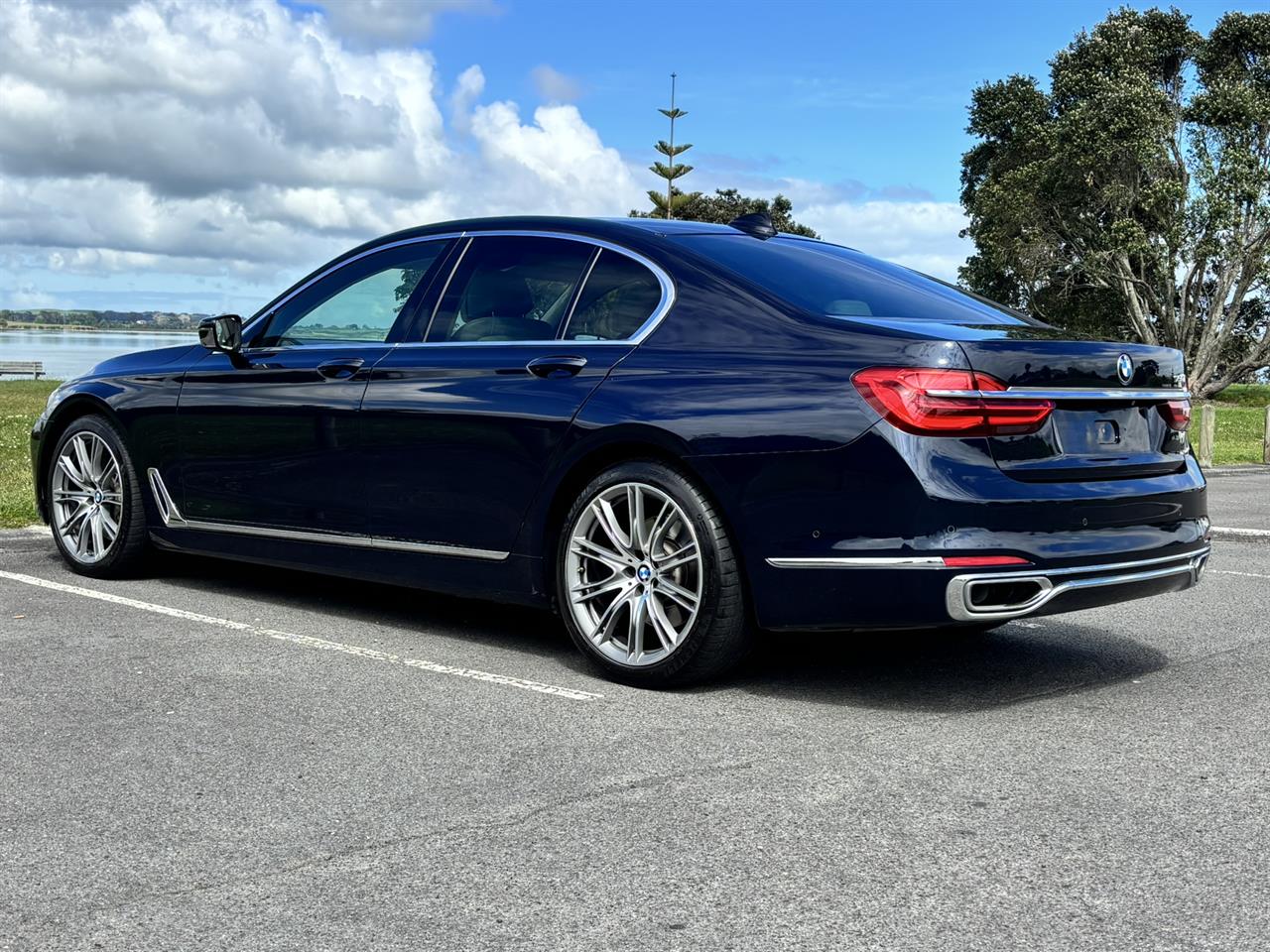 2017 BMW 750i thumbnail