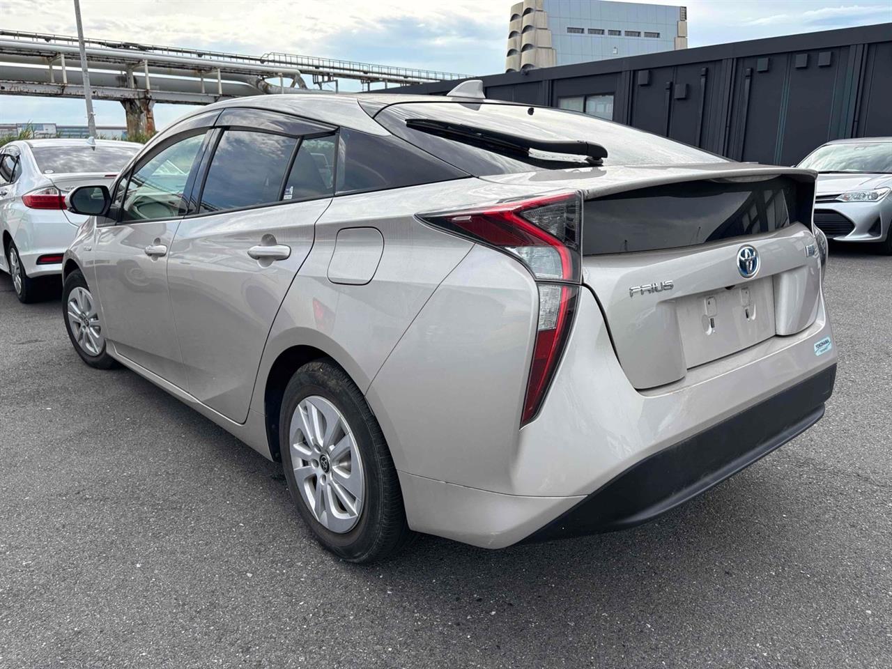 2016 Toyota Prius thumbnail
