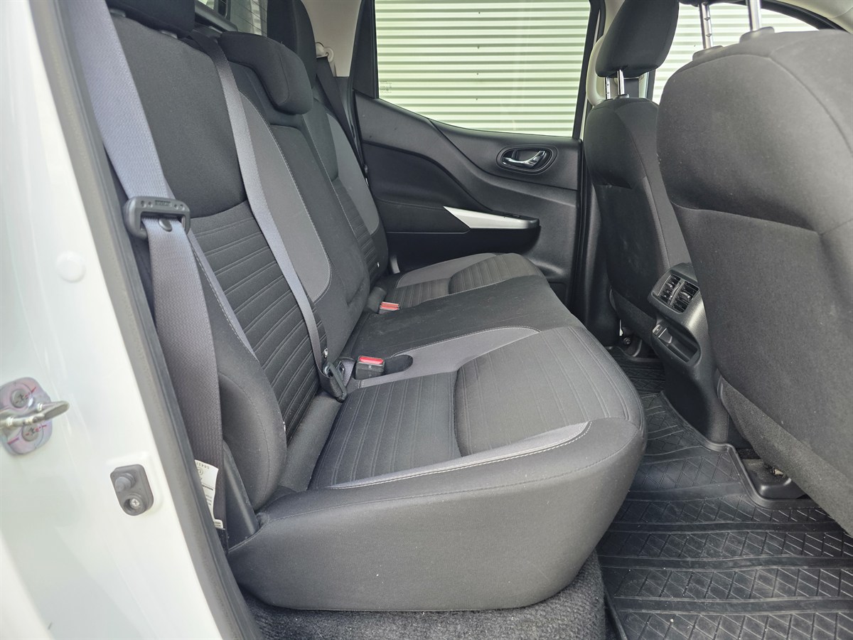 2021 Nissan Navara thumbnail