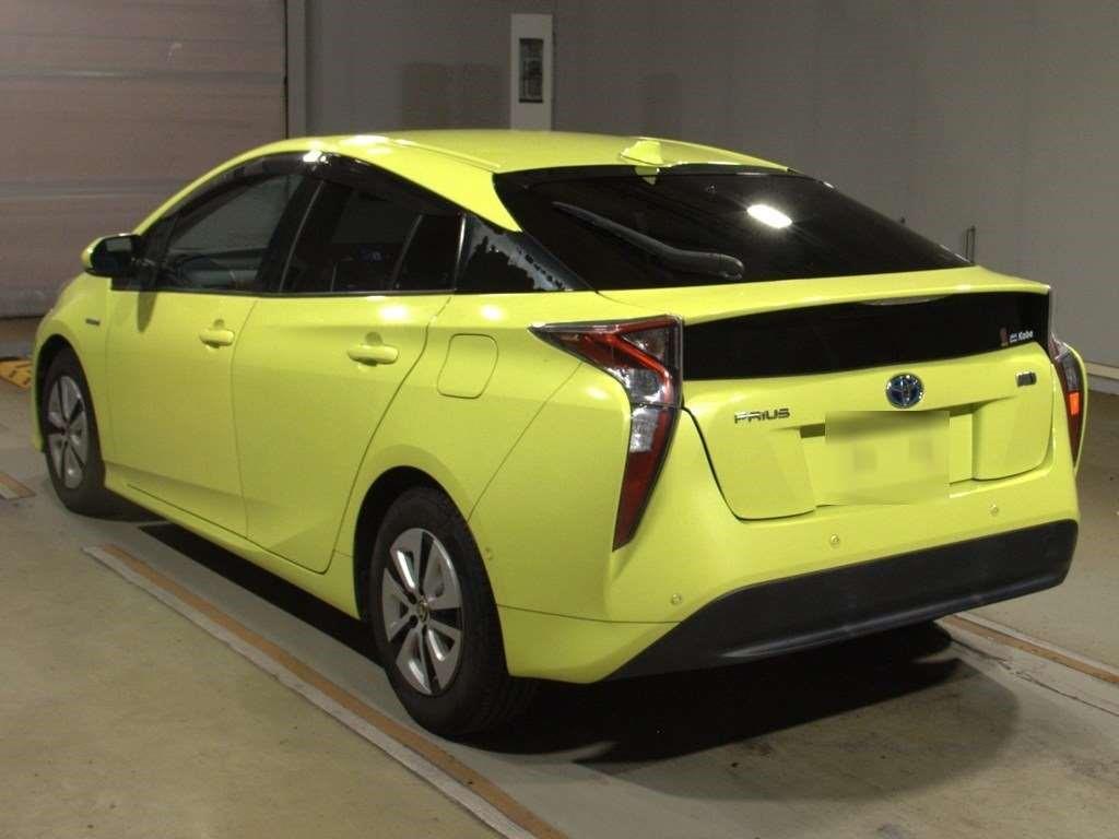 2016 Toyota Prius thumbnail