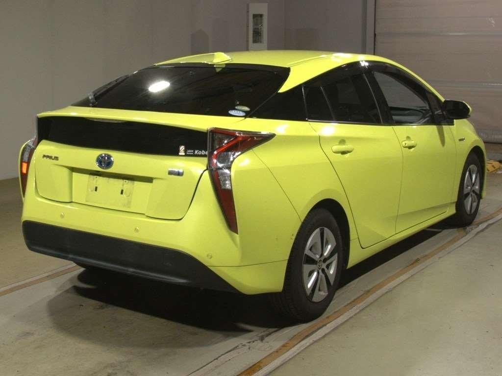 2016 Toyota Prius thumbnail