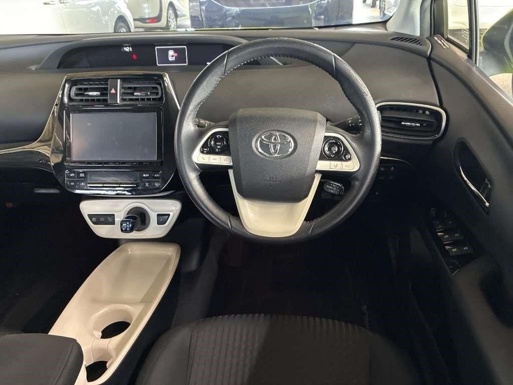 2016 Toyota Prius thumbnail