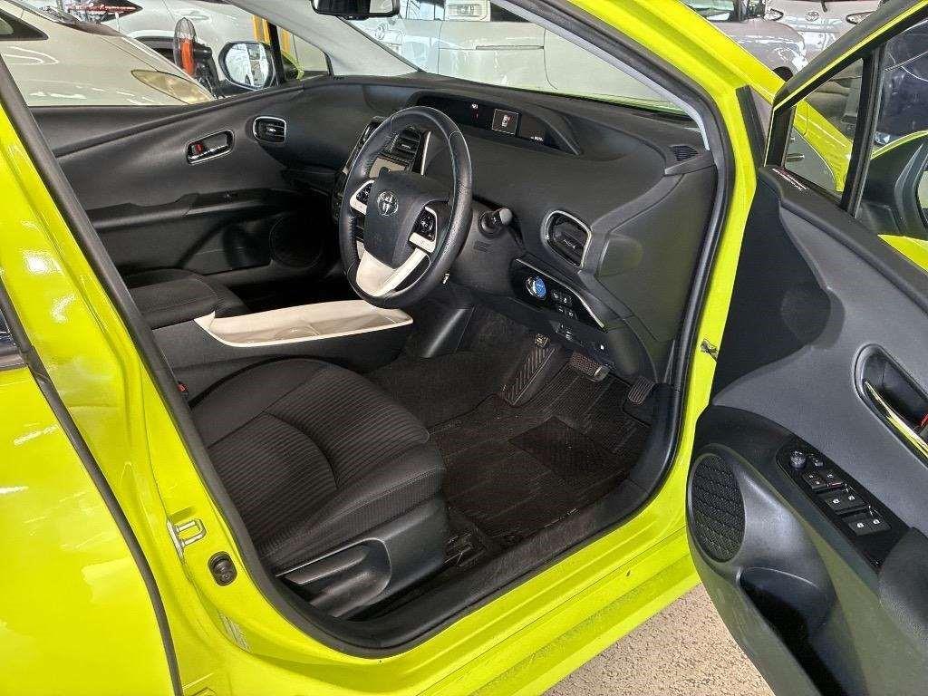 2016 Toyota Prius thumbnail