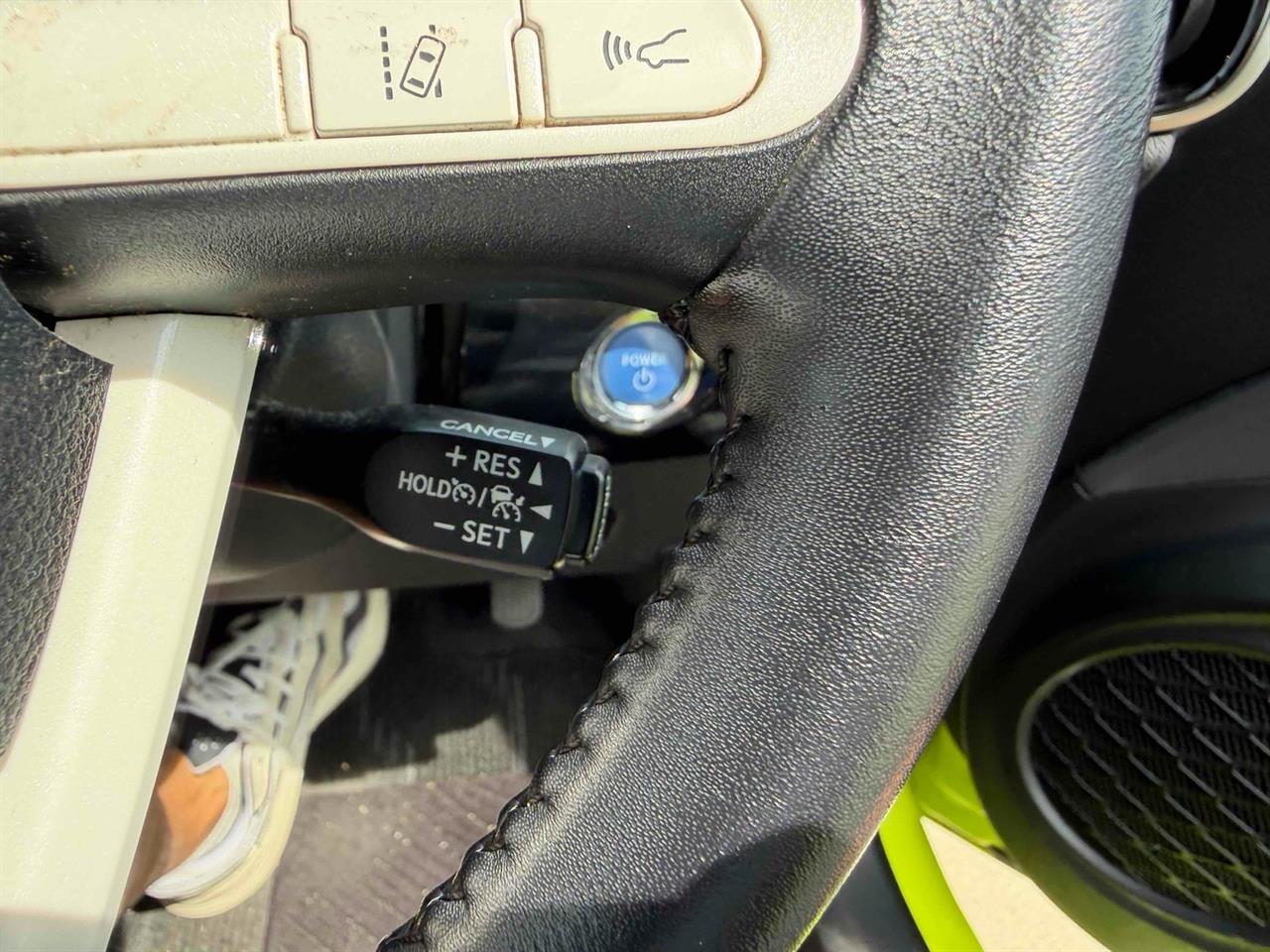 2016 Toyota Prius thumbnail