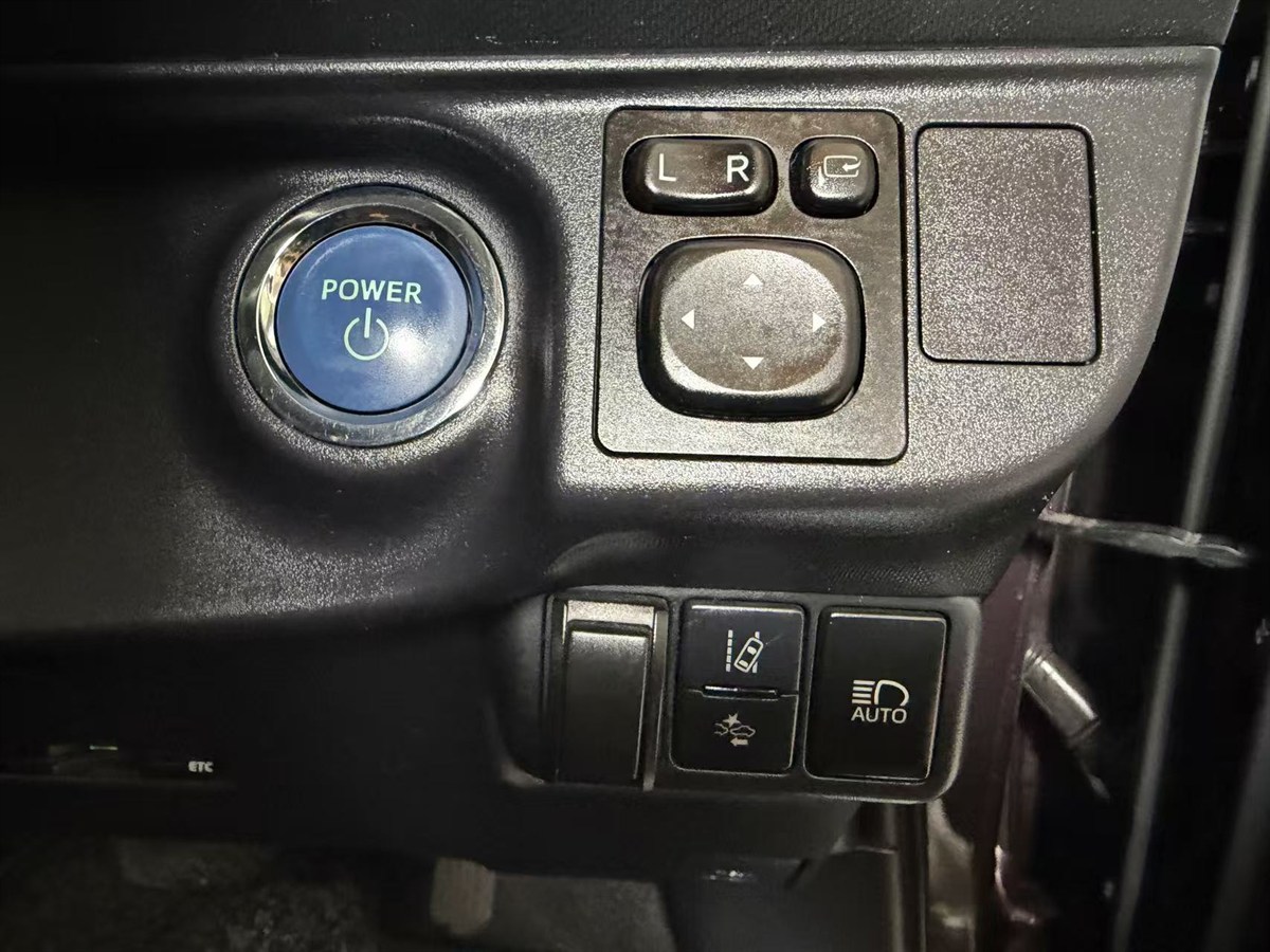 2016 Toyota Aqua thumbnail