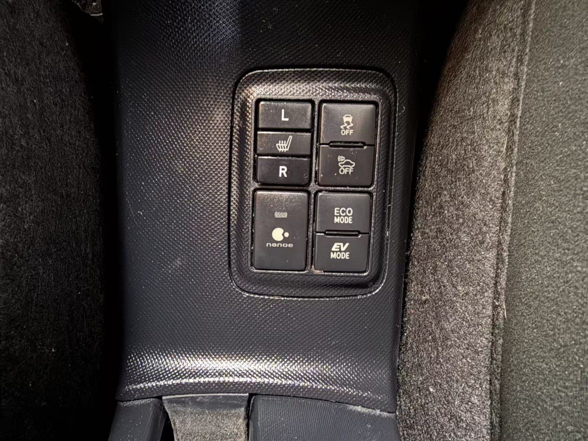 2016 Toyota Aqua thumbnail