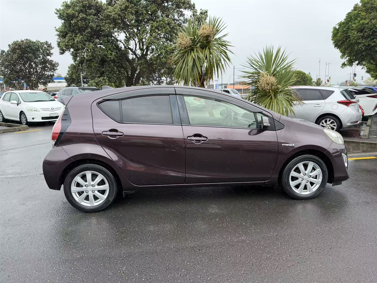2016 Toyota Aqua thumbnail
