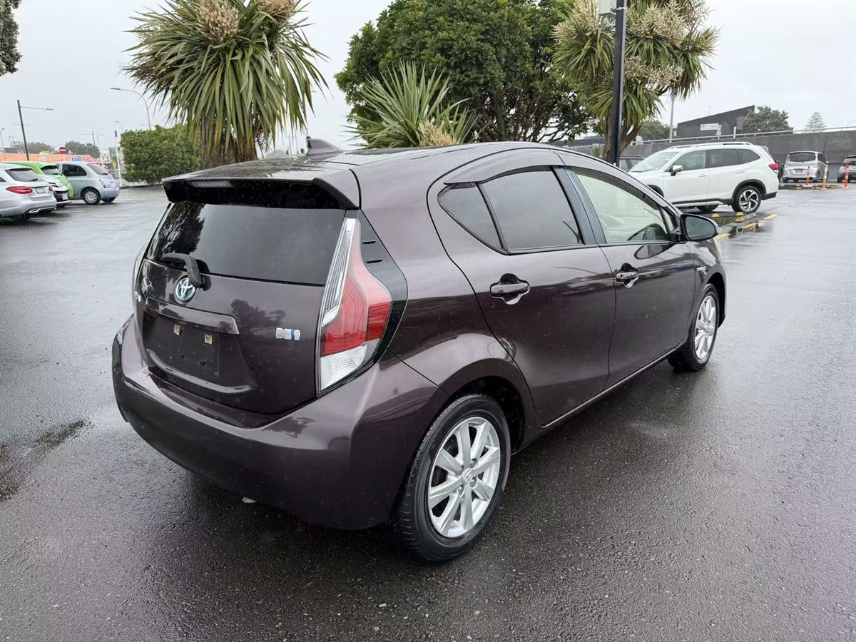 2016 Toyota Aqua thumbnail