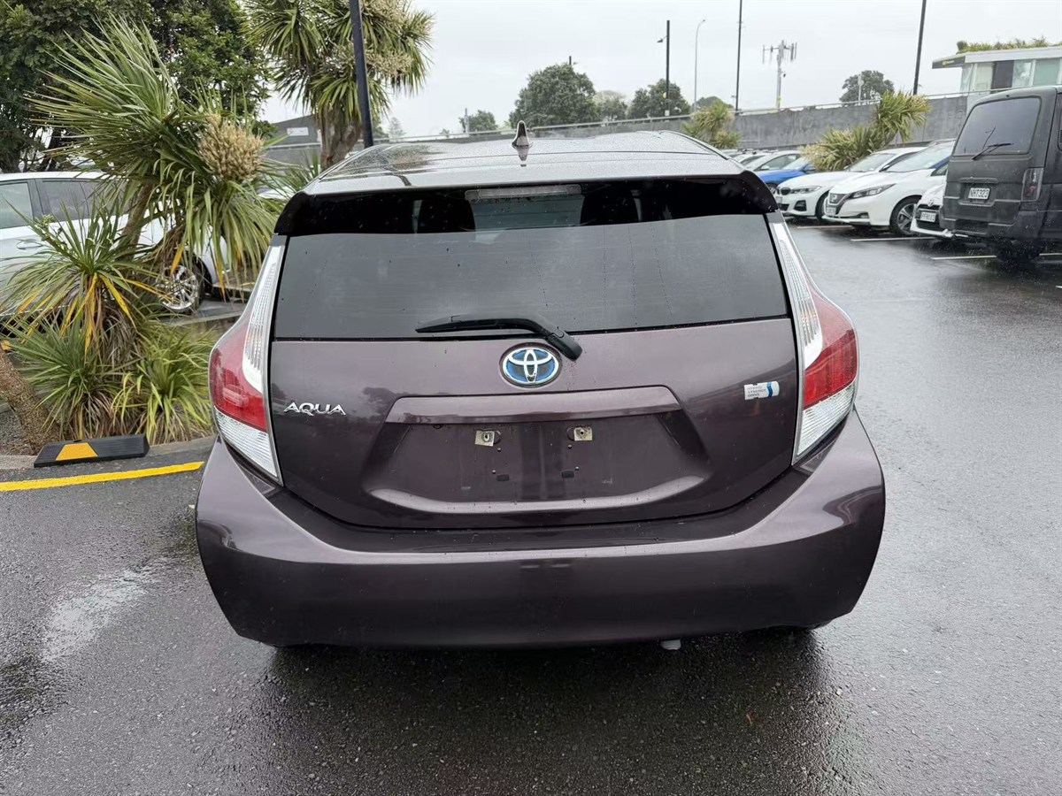 2016 Toyota Aqua thumbnail