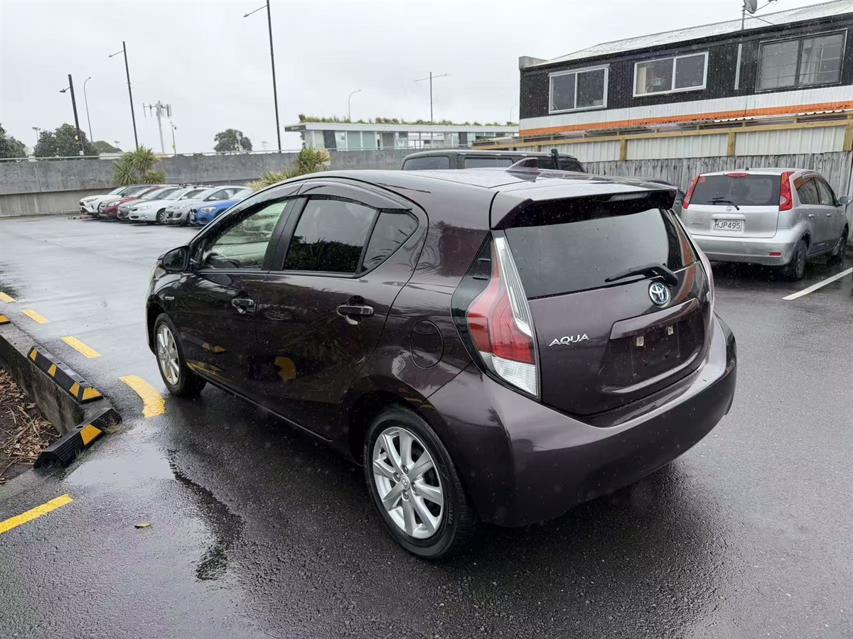 2016 Toyota Aqua thumbnail
