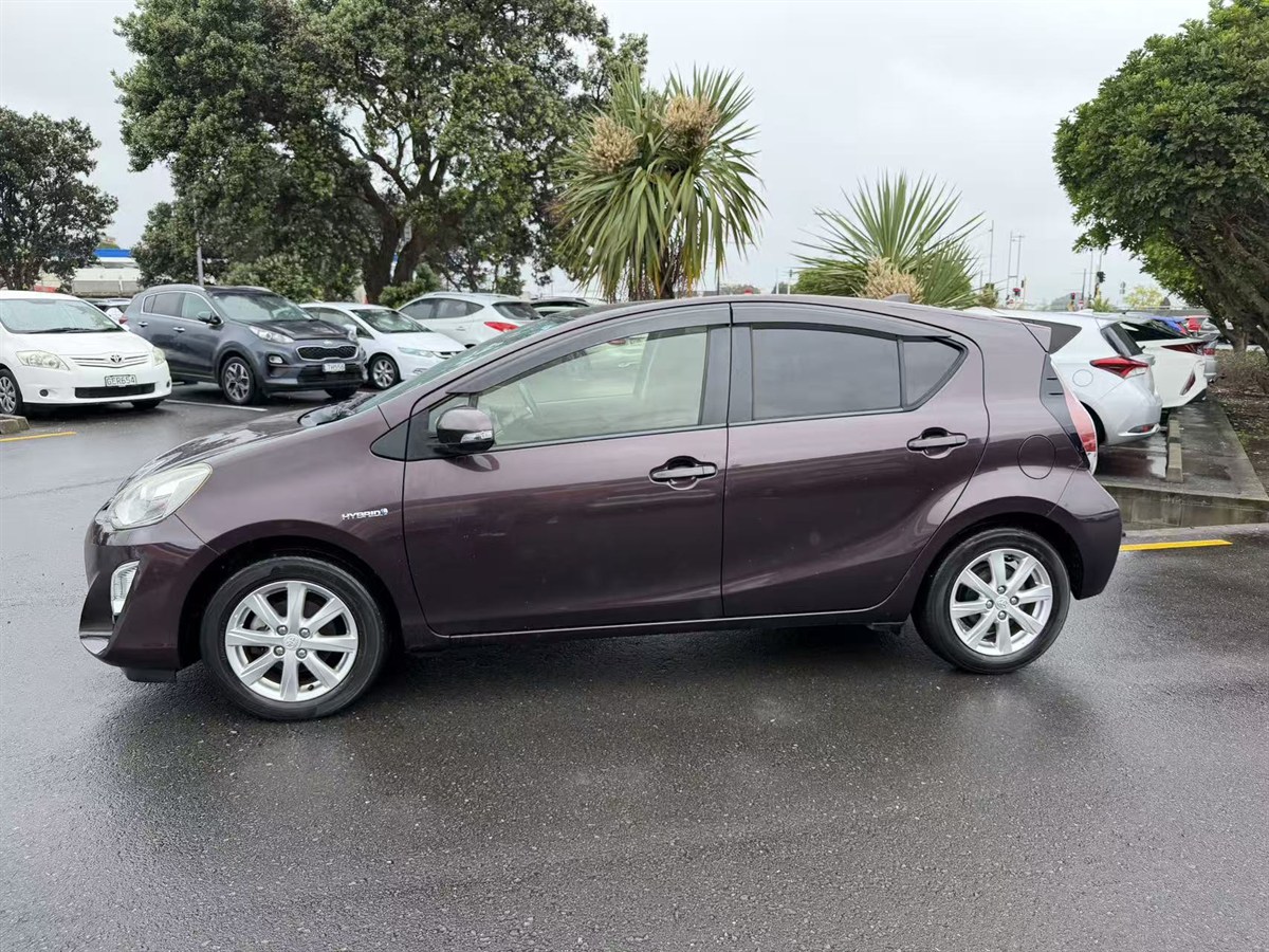 2016 Toyota Aqua thumbnail