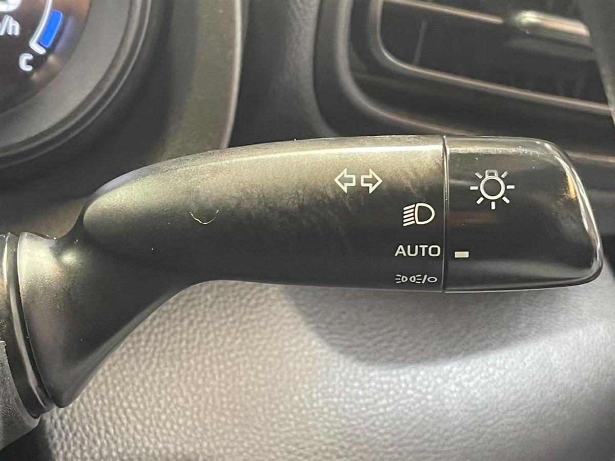 2021 Toyota Yaris thumbnail