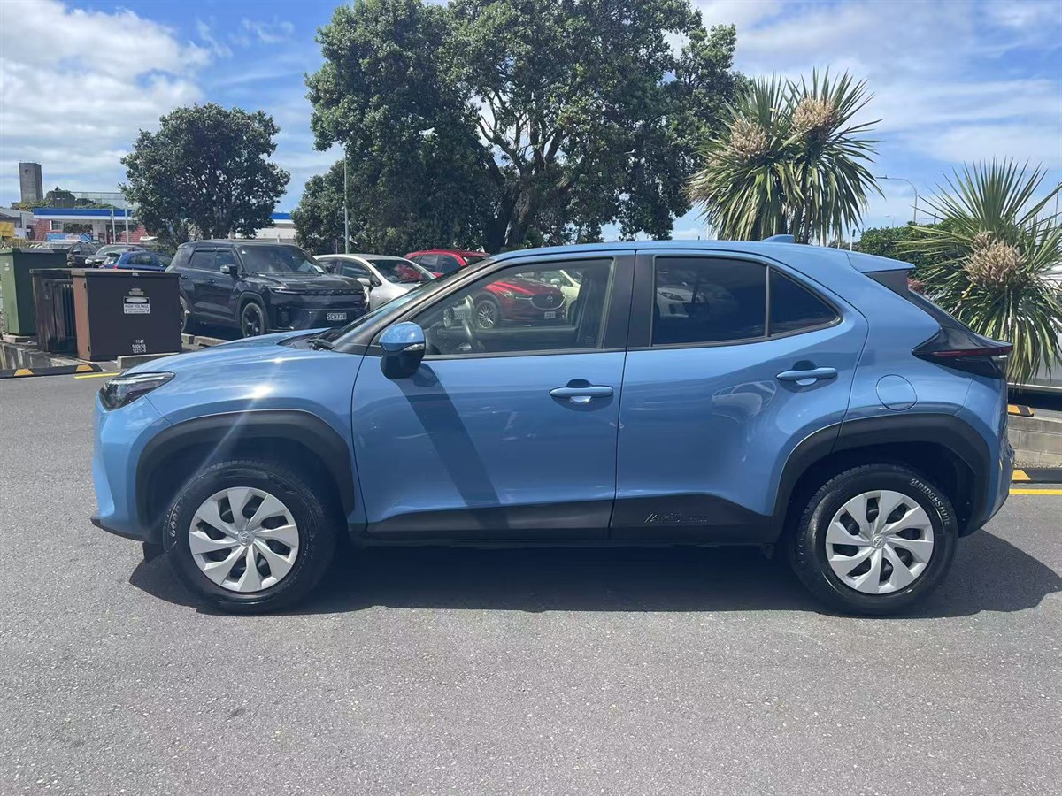 2021 Toyota Yaris thumbnail